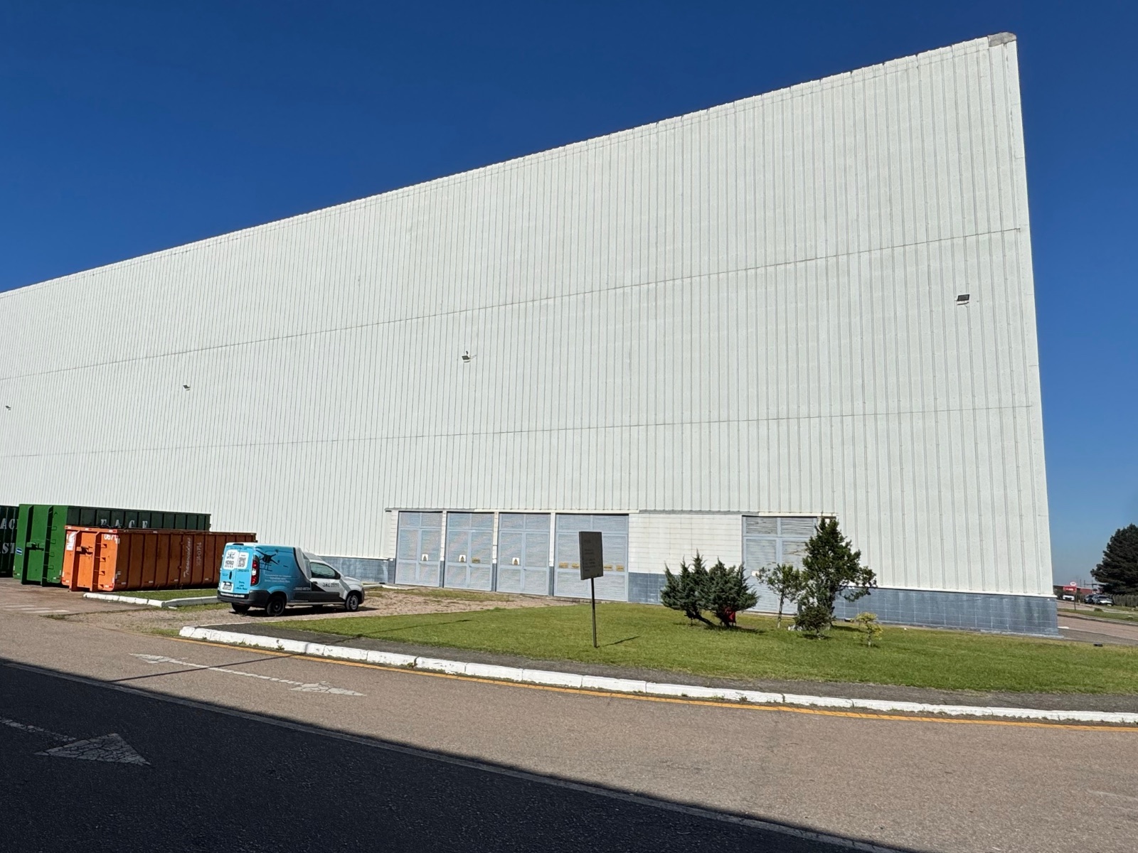 Renault — fachada lateral: depois da lavagem