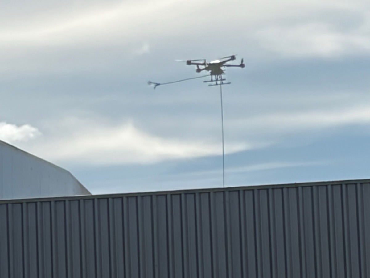 Drone sobrevoando cobertura metálica de difícil acesso